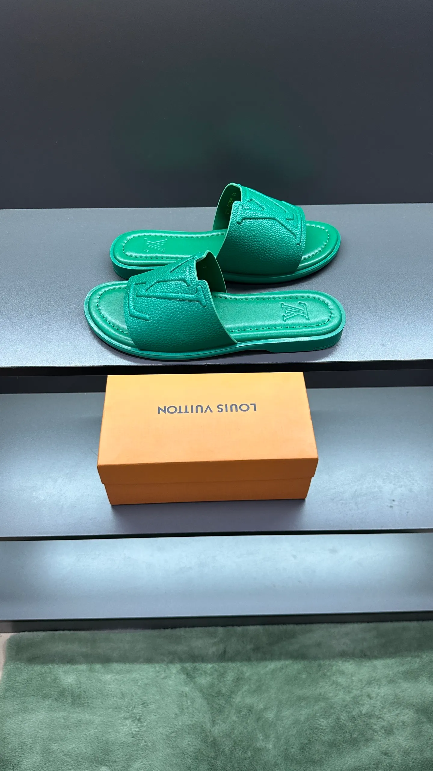 P300 🔍LV Men's Spring and Summer Slippers Counter Synchronization. The uppers are imported cowhide fabrics from Italy, with logo graphics and high-quality craftsmanship. Soles: original soles specially provided by the original factory. Exclusive movable molded soles are super comfortable. Original factory follow-up orders. 🔍🔍High quality. You can enter and leave the counter at will. Welcome to compare. Code number 38-45 No. 058
